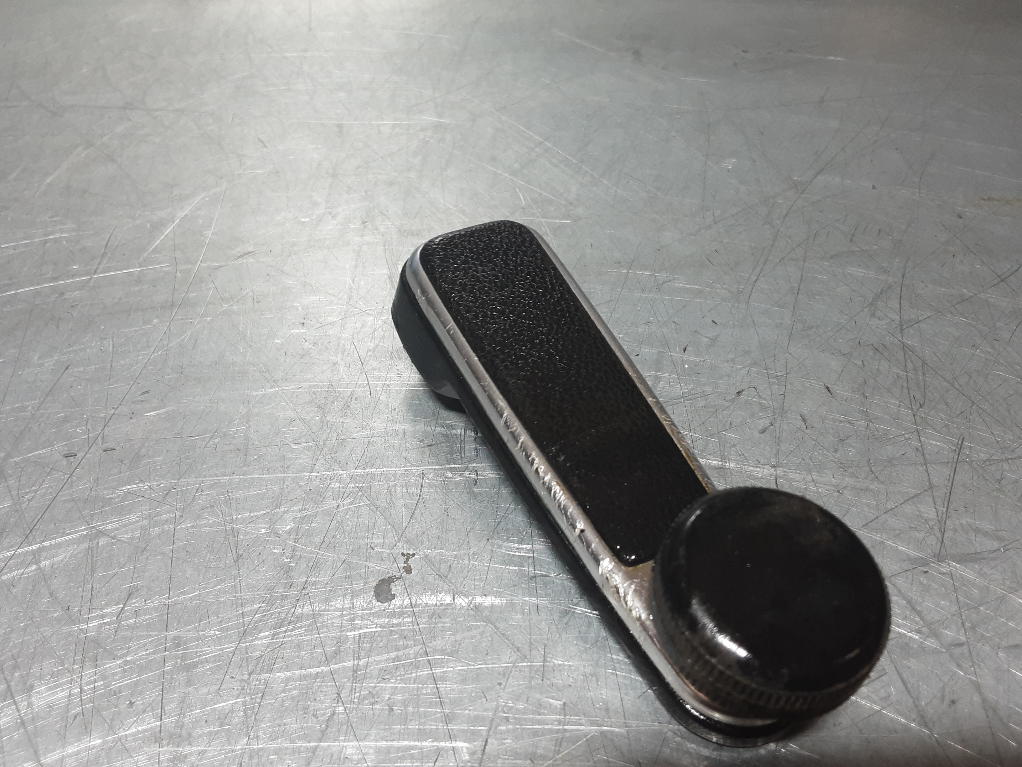 Raamslinger Opel Kadett C, zwart met chroom.