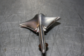 Embleem Opel Manta A (zit op voorscherm).