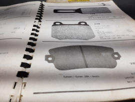 Boek met gegevens over remmen van auto's uit de jaren 60 en 70.