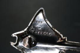 Embleem Opel Manta A (zit op voorscherm).