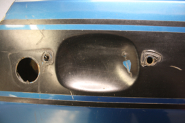 Opel Manta A rechter blauwe deur met deuk, gebruikt.