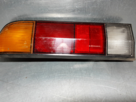 Achterlicht links Opel Manta B met zwarte rand, merk Hella.
