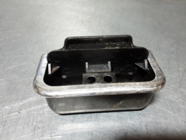Asbak Opel Ascona B (bij de achterbank), zwart met glimmende rand.