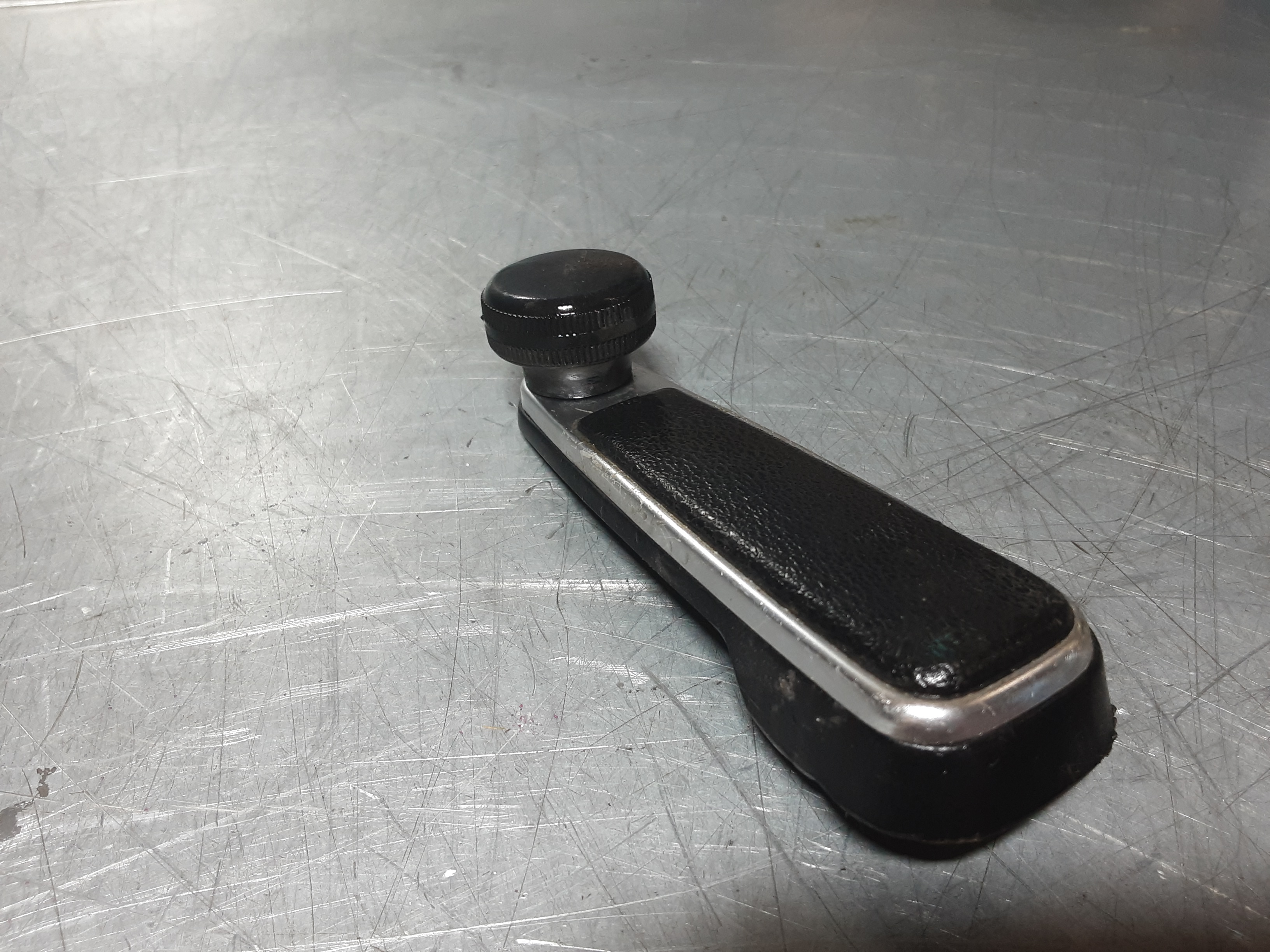 Raamslinger Opel Kadett C, zwart met chroom.
