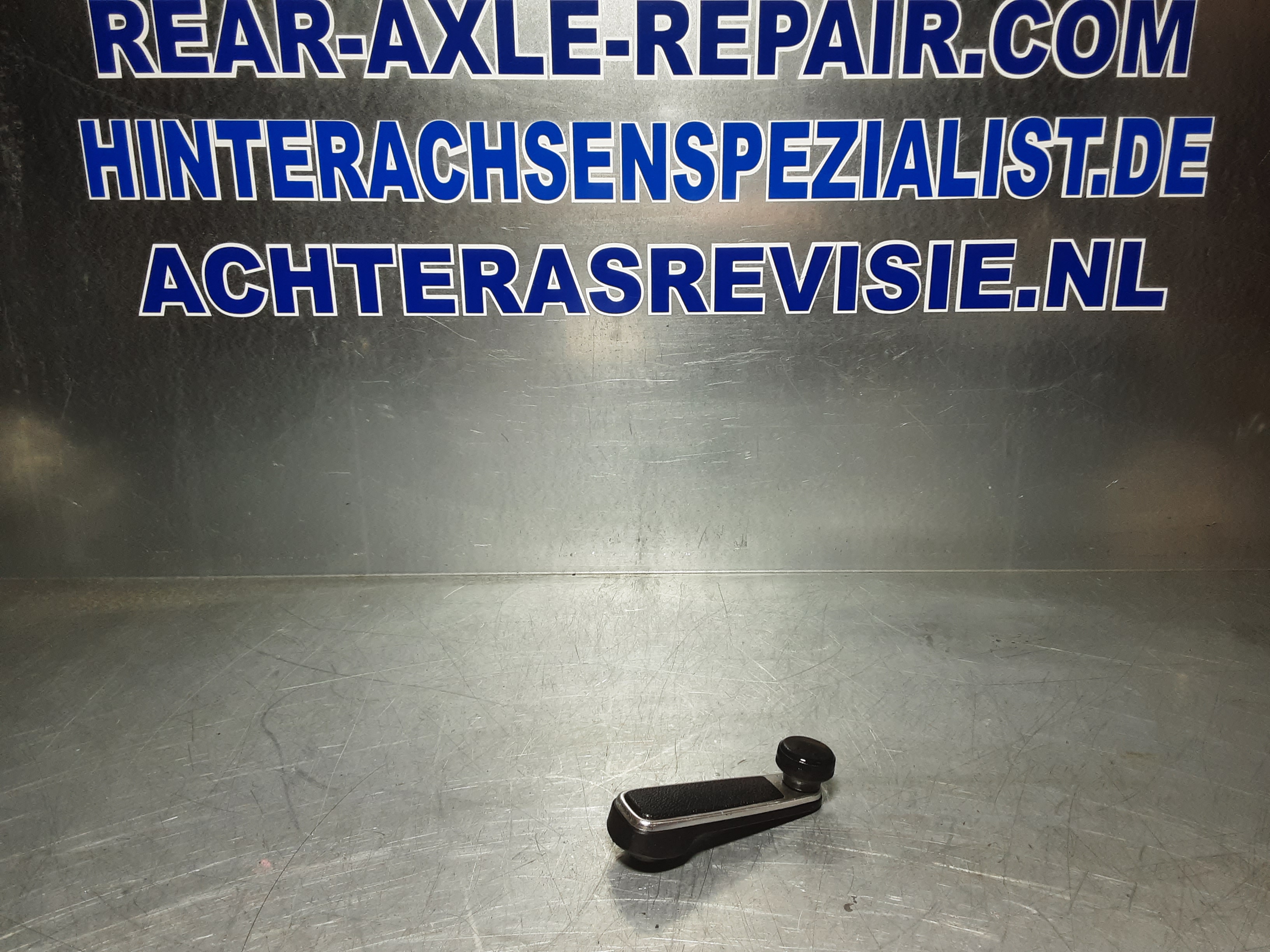 Raamslinger Opel Kadett C, zwart met chroom.