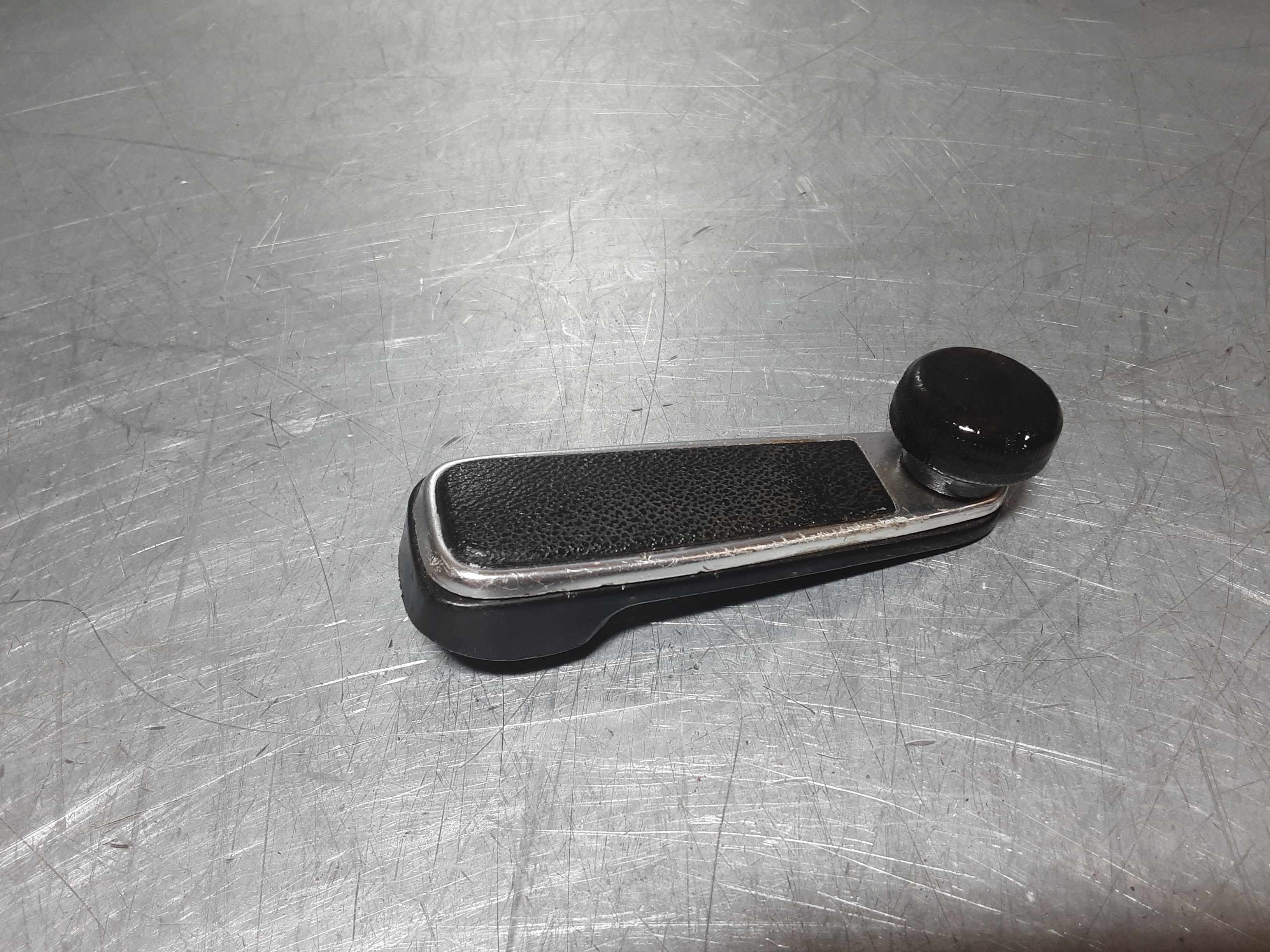 Raamslinger Opel Kadett C, zwart met chroom.