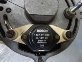 Generator, brand Bosch, 14 Volt 45 Ampere. Peugeot 305