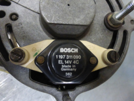 Dynamo merk Bosch, 14 Volt 45 Ampere. Peugeot 305, gebruikt.