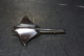 Embleem Opel Manta A (zit op voorscherm).