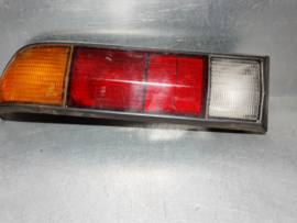 Achterlicht links Opel Manta B met zwarte rand, merk Hella.