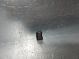 De letter i als embleem afkomstig van een Opel