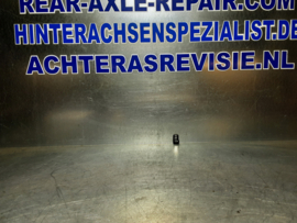 De letter i als embleem afkomstig van een Opel