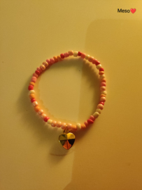 Roze glaskralen armband met bedeltje.