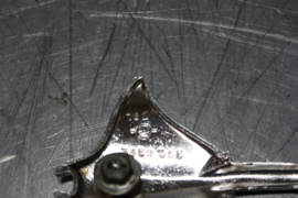 Embleem Opel Manta A (zit op voorscherm).