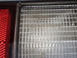 Achterlicht links Opel Manta B met zwarte rand, merk Hella.
