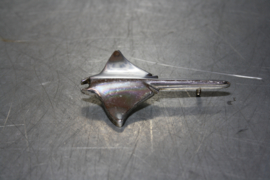 Embleem Opel Manta A (zit op voorscherm).