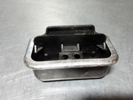 Asbak Opel Ascona B (bij de achterbank), zwart met glimmende rand.