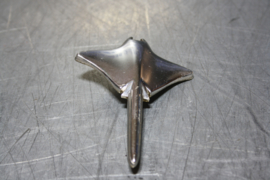 Embleem Opel Manta A (zit op voorscherm).