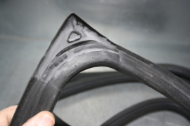 Achterruitrubber Opel Kadett D  Voor de 3/5 deurs (Luxus).