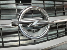 Grille van een Opel Commodore C Voyage.