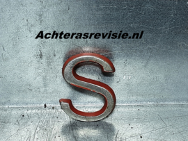De letter "S" van een Opel Ascona A (zit op de kofferbakdeksel).