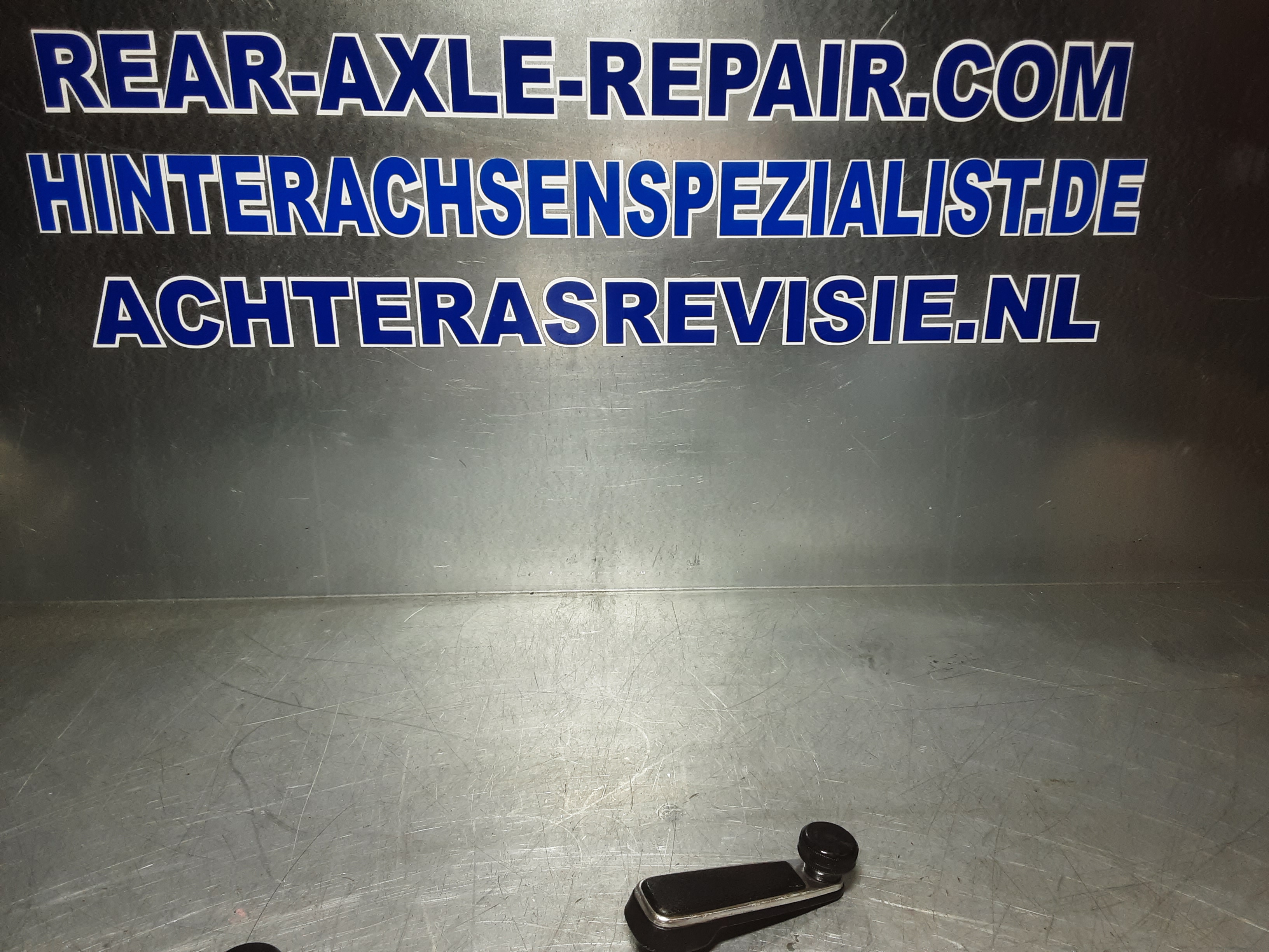 Raamslinger Opel Kadett C, zwart met chroom.