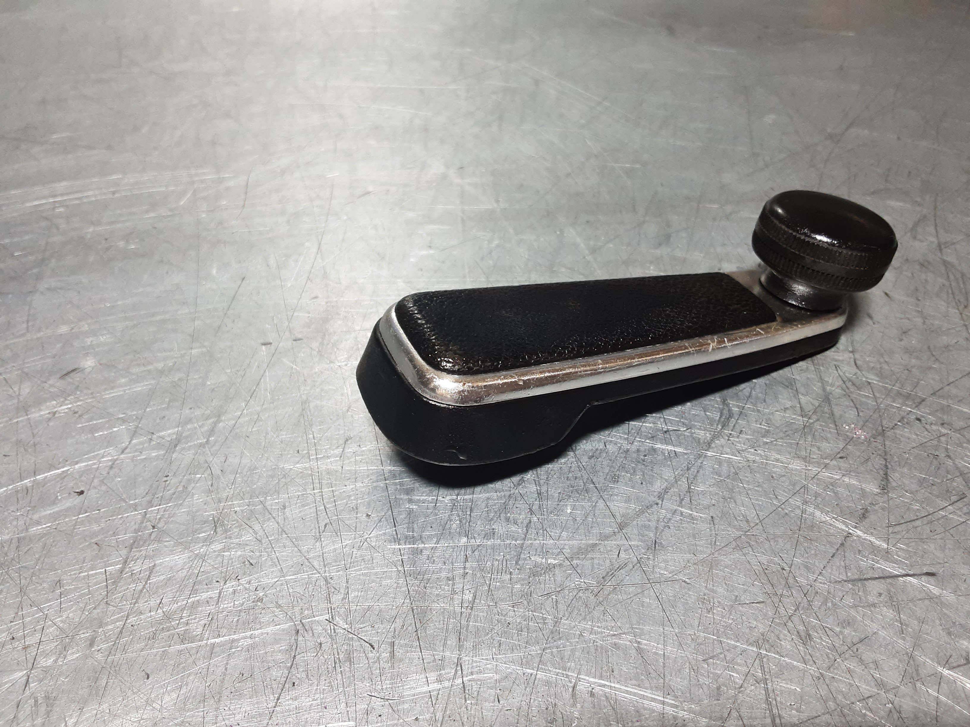 Raamslinger Opel Ascona B, Manta B, zwart met chroom.