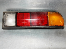 Achterlicht rechts Opel Manta B met zwarte rand, merk Hella.