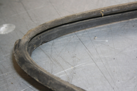 Opel Manta A rechter zijruit achter (vaste uitvoering), met rubber.