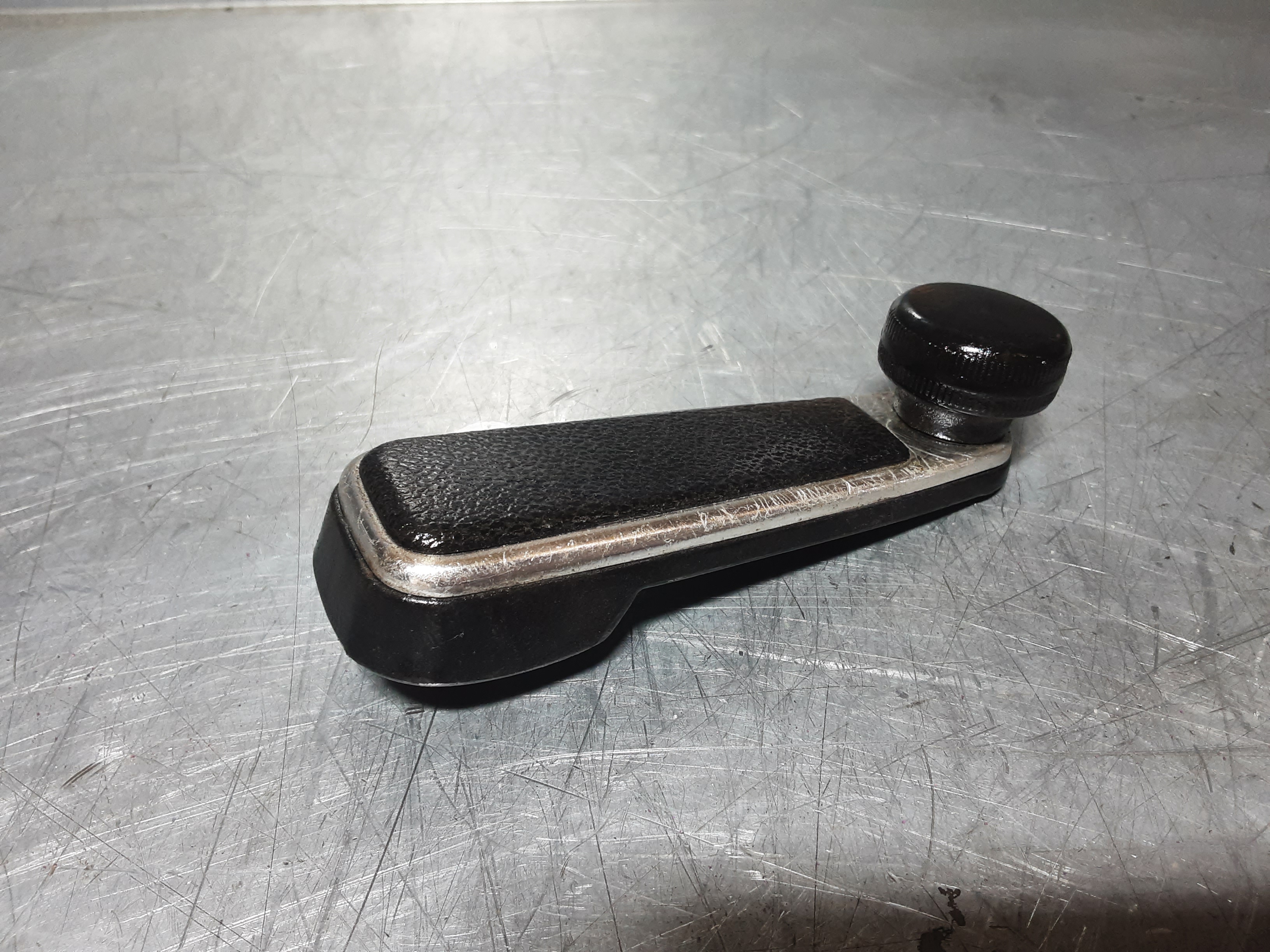 Raamslinger Opel Ascona B, Manta B, zwart met chroom.