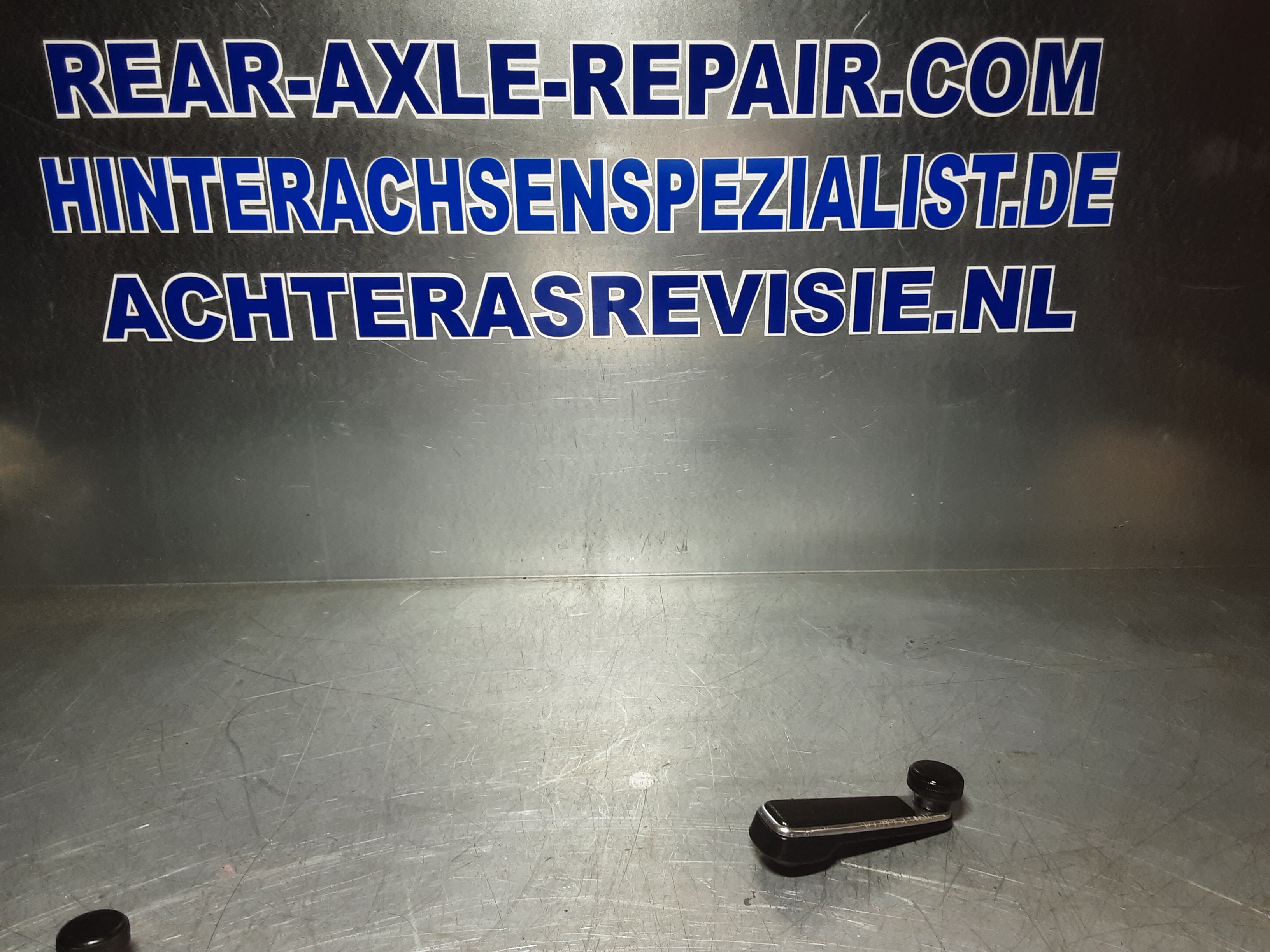 Raamslinger Opel Kadett C, zwart met chroom.
