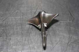 Embleem Opel Manta A (zit op voorscherm).