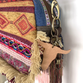 Small crossbody in Aztec style with fringe and old jeans and leather