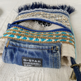 Boho stijl telefoontasje in koraal rood met turquoise patroon met jeans zakje
