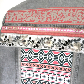 Versierd spijkerjasje Aztec stijl in licht grijs met roze