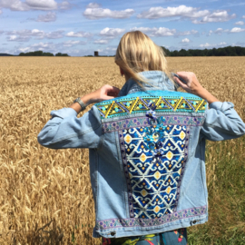 Versierd spijkerjasje turquoise geel in boho stijl