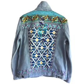 Versierd spijkerjasje turquoise geel in boho stijl