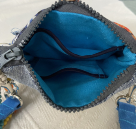 Festival tasje in Ibiza-stijl in blauw oranje met kralenapplicatie en recyclede jeans
