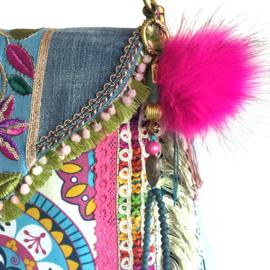 Ibiza crossbody bag colored with fringes and jeans