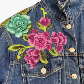 Versierd spijkerjasje met grote gekleurde bloemen in Ibiza stijl
