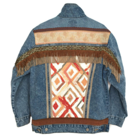 Versierd spijkerjasje in boho western stijl met franje