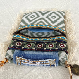 Telefoontasje in boho western stijl met Navajo patroon en jeans klepje