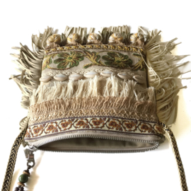 Boho festivaltasje in beige en groen met schelpen