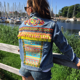 Versierd spijkerjasje gekleurd Aztec print met neon geel