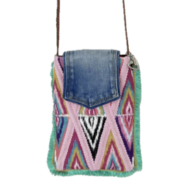 Telefoontasje in Ibiza stijl met gekleurd ikat patroon en jeans klepje
