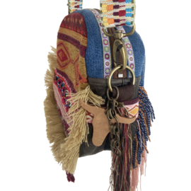 Small crossbody in Aztec style with fringe and old jeans and leather