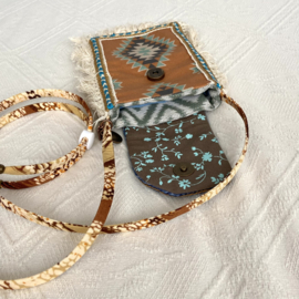Telefoontasje in boho western stijl met Navajo patroon en jeans klepje