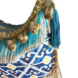 Bohemian schoudertas in blauw en geel in Ibiza stijl