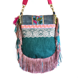 Ibiza crossbody bag colored with fringes and jeans