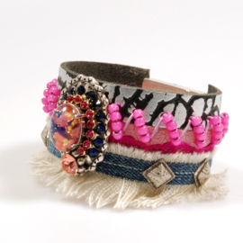 Boho armband van leer met oude jeans, concho met Swarovski en kraaltjes